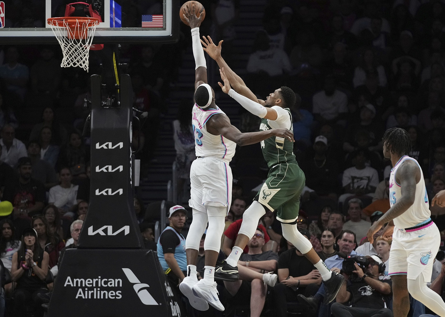 app下载-队记：热火直到昨晚深夜才得知 雄鹿可能不会在今天交易字母