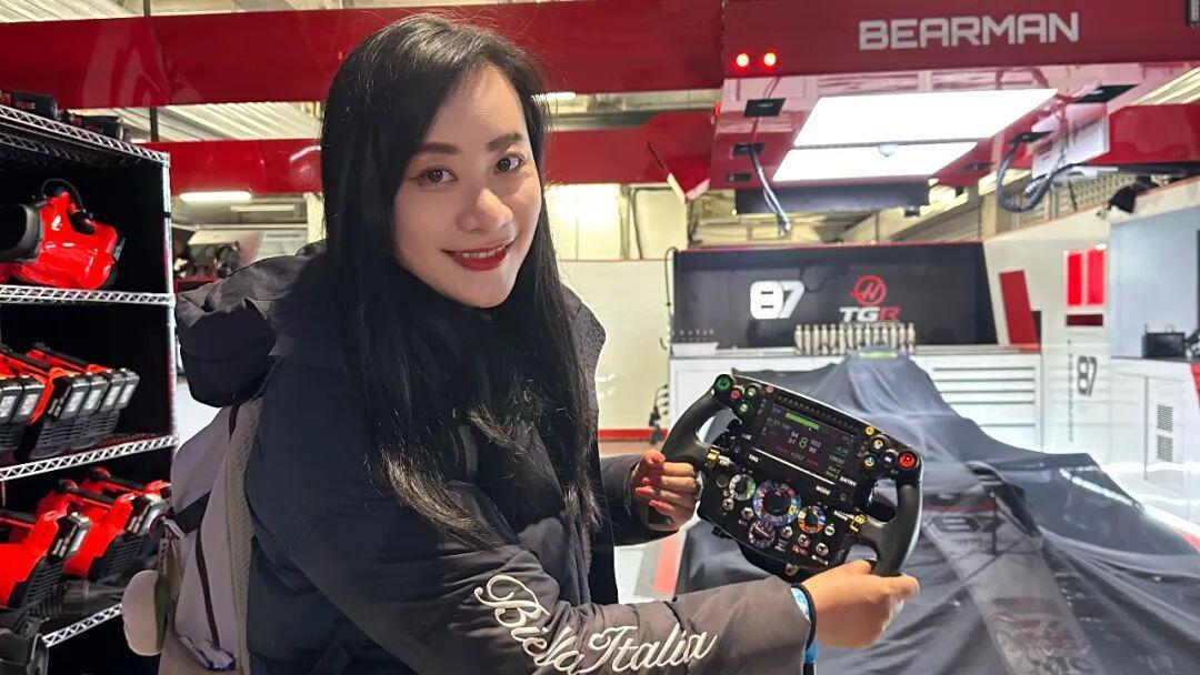 体育视频直播-记者亲历上赛场夜游：手握赛车方向盘，站上F1领奖台